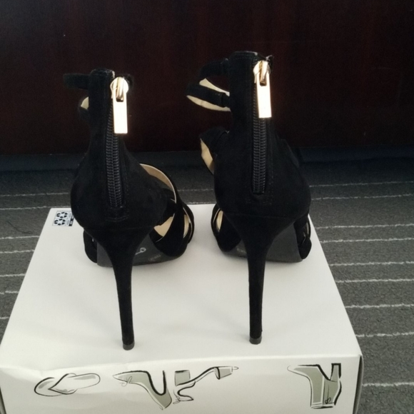 Heels - Picture 4 of 4